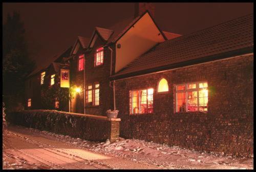 The Hunters Rest Inn Clutton Exterior photo